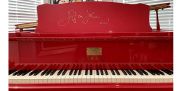 Червоний рояль Елтона Джона продано за $150000